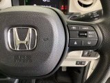 ハンドルにHondaセンシング系のクルーズコントロールやレーンキープアシストなどのスイッチが装備されています。ハンドルから手を離さず安全に操作できます。