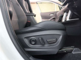 パワーシート搭載。微妙な調整が手軽にでき、ピッタリなポジションで運転することが可能です。