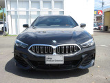 BMWと言えば特徴的なキドニーグリル。ダイナミックなフロントマスクを演出します。