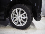 実車はアルミホイール組みのスタッドレスタイヤを装着、このムーヴには夏用タイヤが付属しています。もちろん夏冬交換のうえで納車も可能です。
