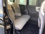 ホンダ車の低床ボディは、チャイルドシートへのお子さまの乗降や荷物の積載もスムーズ。後席にも左右分離式のアームレストがついております。ゆっくりおくつろぎいただけます。