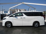 車両の乗降りがしやすい低いステップ、アシストグリップも持ちやすい位置にあり、小さなお子さまのいるご家庭には嬉しい装備!