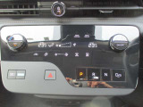 扱い易いオートエアコン!オールシーズン快適です!シフトもボタン式です
