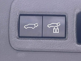 【パワーバックドア】スマートキーや運転席のボタンを押すだけでリアゲートが自動で開閉します!荷物を持っている時や、高い位置にあるバックドアを閉める際に便利な機能です♪