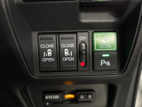 運転席からスイッチ1つでスライドドアを操作でき、荷物を持った方やお子様、お年寄りの乗り降りがとても楽になります!