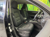 運転席まわりには十分なスペースがあり、大柄な方でもゆったり運転していただける環境です。