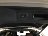 スマートキーや運転席のボタンを押すだけでリアゲートが自動で開閉します!荷物を持っている時や、高い位置にあるバックドアを閉める際に便利な機能です♪