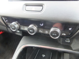オートエアコンが標準装備されています。家のエアコンと同じ様な感覚で操作できますのでワンタッチで楽々です。余分な操作を行う必要がありませんので運転に集中する事が出来、事故防止にも繋がりますね。