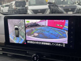 車を真上から見ているように、周囲の状況を把握しながら安心して駐車が行えるアラウンドビューモニター装備!