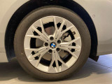 BMWの純正アロイホイールは軽量かつ強度にも優れているホイールで走行性能を引き上げる設計になっております。足元にもBMWは妥協がなくこだわっている個所になります。