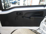 運転席側ドア内側の写真になります。汚れが目立つ部分になりますが、クリーニングも行っております。