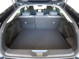 5人乗車時でも十分なスペースのトランクルームです。