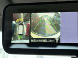 ルームミラーでクルマを上空から見下ろしているかのように、状況を把握できます。4つのビュー「トップ・フロント・サイド・バックビュー」を切り替えることで狭い場所でも周囲が映像で確認できます。