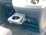 収納式ドリンクホルダーは、運転席からも助手席からも使いやすいです。