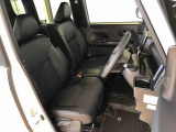 運転席の座面高さを調整できるシートリフターが付いています。フロントシートはベンチシートを採用で、座面も広く使い勝手もいいですよ♪