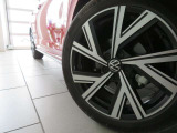 17インチ純正アルミホイールが装着されています