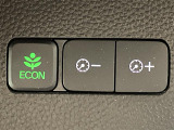 【ECONモード(イーコン)】クルマの動きを管理するシステムです。燃費を優先に自動制御されるもので、低燃費走行を自然にできるようになります。