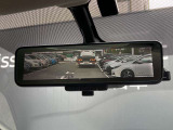 スマートルームミラーも付いています。後方ピラーや荷物、後席に同乗している方や曇りなど視界が遮られた場合でも後方カメラからの映像で安全確認をすることができます。