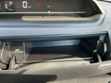 運転席側のインパネアッパーボックスは嬉しい収納!USBソケット付きでスマホの充電もできます!