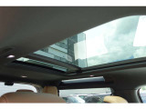 サンルーフは車の外観にもアクセントを加えることができます。特に大きなサンルーフやパノラマサンルーフ(全景タイプ)は、車のデザインにスタイリッシュな要素を追加し、車全体の高級感や魅力を引き立てます。
