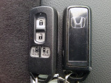スマートキー付!キーを取り出さなくてもドアロックの施錠・開錠、エンジンの始動が出来ます!雨の日や荷物の多い日にとても便利ですね♪