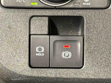 指先だけで簡単に操作が可能な電動パーキングブレーキを採用。「HOLD」スイッチを押すと、渋滞や信号待ちなどでブレーキペダルから足を離しても、ブレーキを保持するので安心です