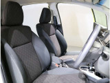 ●フロントシート!運転席は高さの調節も可能!アームレストもあるので快適に運転できます!●