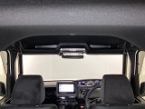ルームミラー付近の天井にオプション装備のルーフコンソールがついています。ティシュや伝票など、よく使うアイテムをスマートの収納できます。