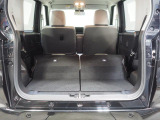 後席を左右とも倒した状態です。実用的な広さの荷室になります。