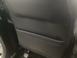 【収納】後部座席収納。散乱しがちな小物を収納するのに便利です。お子様のおもちゃやティッシュボックス、書類等様々なものの収納が可能です。