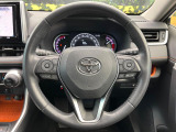 【純正革巻きステアリング】上質な革を使用することで、手にしっかり馴染みとても運転しやすいハンドルです♪