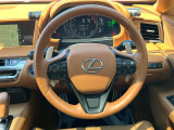 【純正革巻きステアリング】上質な革を使用することで、手にしっかり馴染みとても運転しやすいハンドルです♪
