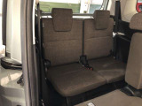 サードシートです。荷物が思ったより多くなった時や、大人数のドライブなど様々なシーンで対応が来ます。片方を畳んで荷物を載せたり、シートアレンジも自由自在。