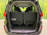 ラゲッジルームは、大容量のスペースを確保。普段のお買い物からレジャーまで、幅広く活躍してくれます!また、リアシートを倒すことでバリエーション豊かにお使いいただけます。