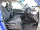 運転席、助手席ともに広々しています。また足元の広さだけでは無く、シートも大きめにしていますので体をしっかりと支え、長時間運転でも疲れが出にくい設計にしています。