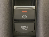 指先の操作でパーキングブレーキの「作動と解除」が行うことができる装備。ブレーキペダルから足を離しても停止し続けてくれるオートブレーキホールド機能。信号待ちなどの際には便利。ECO運転で低燃費走行♪
