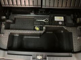 リヤには「いざ」という時のための工具が装備しております。ジャッキ・ナットレンチ・タイヤパンク修理キット・ミニコンプレッサーなどのお助けキットです。