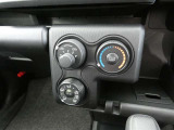 マニュアルエアコン装着です。夏は、快適に、冬でも車内の曇りを取ってくれるので安全です。