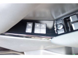 【シートメモリー機能】運転席・助手席に3とおりの設定が可能なシートメモリーを装備。スイッチひとつでお好みのシートポジションに稼働いたします。