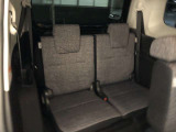 サードシートです。荷物が思ったより多くなった時や、大人数のドライブなど様々なシーンで対応が来ます。片方を畳んで荷物を載せたり、シートアレンジも自由自在。