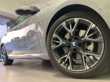BMWの純正アロイホイールは軽量かつ強度にも優れているホイールで走行性能を引き上げる設計になっております。足元にもBMWは妥協がなくこだわっている個所になります。
