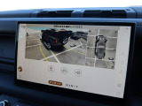 【3Dサラウンドカメラ】周囲の安全確認をアシストする機能です。3D車外ビュー、360&deg;オーバーヘッドビューを 利用して、狭いスペースでも安心、スムーズに運転操作ができます。