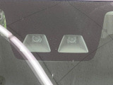 【スマートアシスト3】走行中に前方の車両等を認識し、衝突しそうな時は警報とブレーキで衝突回避と被害軽減をアシスト。より安全にドライブをお楽しみいただけます。