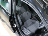 程よい硬さとホールド性が高いシートで長時間運転も快適です。