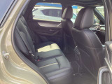 後部座席もスペース広々です。ロングドライブも快適にお楽しみいただけます!室内気になるにおいもありません♪
