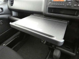 ノートPCを置いてお仕事や軽食時のトレイ代わりに便利なインパネテーブル装備です。危険ですので走行中は、収納しておいてください