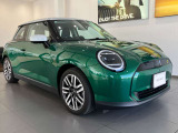 MINIのフロントグリルのデザインはイギリスで生まれた当初から、シルバーのサイドバーが折り重なった伝統的なデザインで御座います。その伝統はBMWのお車になってからでも少しずつ形を変えて守られております