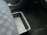助手席シート下には便利な引き出し式収納があり重さ2kgまで収納が可能です