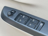 【電動格納ミラー】サイドミラーは電動格納式となっており、狭い駐車場でもキズがつくリスクを抑えられます。