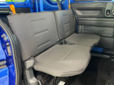 後部座席も気になるようなキズ・汚れやへたり等、大きなダメージはなく、良好な状態です。